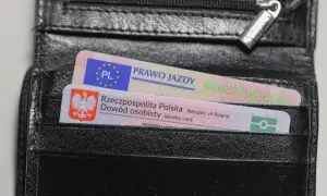 Czarny portfel z polskim dowodem osobistym i prawem jazdy. Na dokumencie prawa jazdy widnieje napis "PRAWO JAZDY", a na dowodzie "Rzeczpospolita Polska Dowód osobisty". Brak widocznych ograniczeń 71.