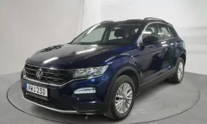 Ciemnoniebieski volkswagen t-roc używany, z błyszczącym lakierem i eleganckimi felgami, gotowy na nowe przygody.