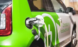 Ile kosztuje ładowanie samochodu elektrycznego w domu? Sprawdź stawki!