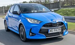 Niebieski Toyota Yaris na drodze. Sprawdź atrakcyjną toyota yaris cena i wybierz swój wymarzony samochód.