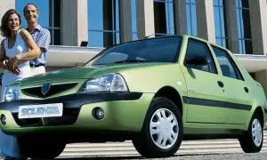 Szczęśliwa para obok zielonej Dacii Solenza. Wyobraź sobie podróż w 2026 roku tym niezawodnym autem.