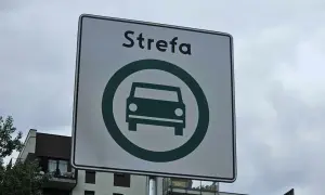 Znak informuje o wjeździe do strefy czystego transportu. Wjazd do tej strefy jest ograniczony dla pojazdów spalinowych.