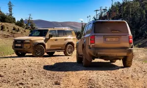 Dwa nowe Toyota Land Cruiser 2024 na pustynnym szlaku, gotowe na przygodę.