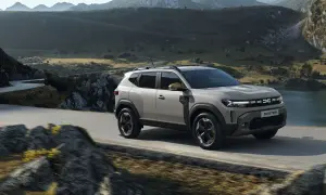 Nowa Dacia Duster przemierza malowniczą, górską drogę.