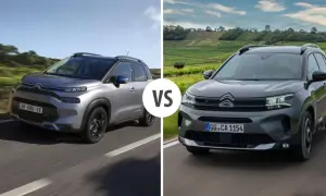 Dwa crossovery Citroen: jeden srebrny, drugi ciemnoszary, jadące po drodze.