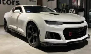 Białe Camaro SS z czarnymi felgami i agresywnym przednim zderzakiem, gotowe do jazdy.