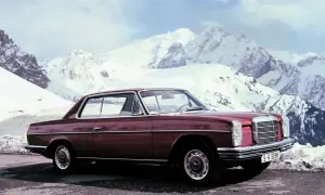 Ciemnoczerwony Mercedes W114 coupe na tle ośnieżonych gór. Klasyka motoryzacji w zimowej scenerii.