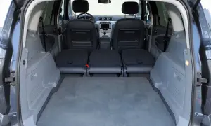 Wnętrze Ford S-Max z rozłożonymi siedzeniami. Widok na bagażnik i tylne fotele. Sprawdź wymiary Ford S-Max.