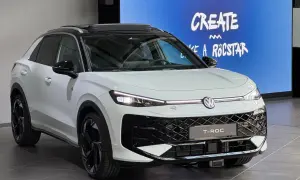 Biały Volkswagen T-Roc 2025 z czarnym dachem i felgami, gotowy by "CREATE LIKE A ROCSTAR".