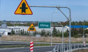 Znak ostrzegawczy "skrzyżowanie z drogą podporządkowaną" i przejazd kolejowy przed wjazdem do Elbląga.