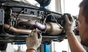 Mechanik sprawdza katalizator w Peugeocie, być może z powodu błędu dtc p0420.
