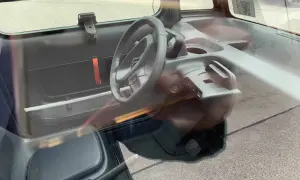 Wnętrze Citroen Ami, z kierownicą i siedzeniem. Sprawdź atrakcyjną citroen ami cena!