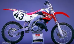 Honda CR 125 ile koni? Ten motocykl crossowy z numerem 43 to legenda.