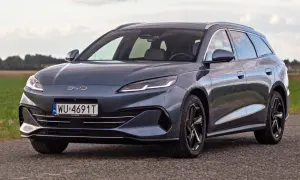 Szary BYD Seal U DM-i, elektryczny SUV, prezentuje się na drodze. Sprawdź jego cenę!