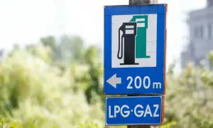 Znak informuje o stacji LPG/GAZ w odległości 200m w lewo. To ważna informacja dla kierowców, którzy szukają oszczędności, bo koszt instalacji gazowej zwraca się szybko.