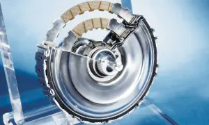 Przekrój skrzyni DSG z widocznymi tarczami sprzęgłowymi i elementami mechanicznymi.