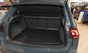Bagażnik Volkswagena Tiguana z gumową matą. Sprawdź, jak praktyczne są tiguan wymiary dla Twoich potrzeb.