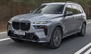Szary BMW X7 M Sport w ruchu drogowym. Sprawdź aktualną bmw x7 cena.
