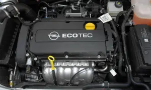 Silnik Ecotec w Oplu Astra H 1.6 benzyna. Widoczny jest blok silnika, przewody i akumulator GM.