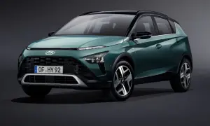 Nowy Hyundai Bayon w kolorze zielonym, z czarnym dachem i eleganckimi felgami, prezentuje się stylowo.