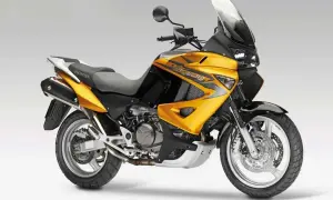 Żółto-czarny motocykl Honda Varadero 1000, idealny do długich podróży. Czy gaźnik czy wtrysk, to maszyna godna uwagi.