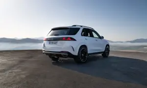 Biały Mercedes GLE 2026 z czarnymi felgami na tle górskiego krajobrazu.