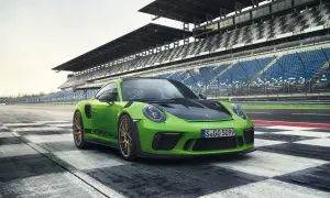 Zielony Porsche 911 GT3 RS na torze wyścigowym. Sprawdź porsche 911 gt3 rs cena i możliwości tego potwora.
