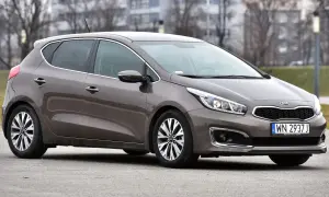 Brązowy Kia Ceed 1.6 benzyna z polskimi tablicami rejestracyjnymi WN 2937J zaparkowany na zewnątrz.