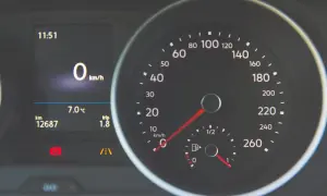 Na desce rozdzielczej widoczny jest licznik spalania paliwa, prędkościomierz i cyfrowy wyświetlacz z informacjami o temperaturze i przebiegu.