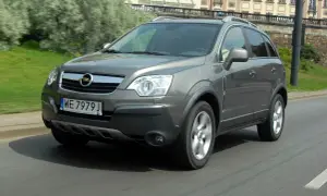 Szary Opel Antara 2.0 CDTI w ruchu miejskim.