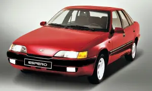 Czerwony Daewoo Espero z lat 90. na szarym tle. Klasyk z przeszłości, który wciąż budzi nostalgię.
