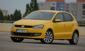 Żółty Volkswagen Polo 1.2 benzyna, idealny do miasta. Zastanawiasz się, ile pali vw polo 1.2 benzyna? Ten model jest znany z oszczędności.