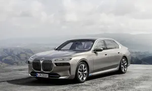 Elegancki, szary sedan BMW 7 2025 na tle górskiego krajobrazu.