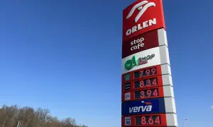 Cena ropy Orlen: benzyna 95 za 7.99, diesel za 8.34, LPG za 3.94, Verva 98 za 8.64.