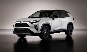 Biały Toyota RAV4 Hybrid GR Sport 2023 z czarnym dachem i felgami, prezentujący sportowy design.