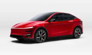 Czerwony Tesla Y 2025 z czarnym dachem i przyciemnianymi szybami, prezentujący futurystyczny design.