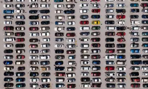 Wiele samochodów różnych marek na parkingu.