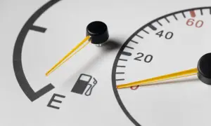 Wskaźnik paliwa na minimum. Objawy awarii pompy paliwa mogą być różne, ale niski poziom paliwa to sygnał do tankowania.