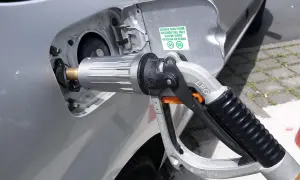 Tankowanie LPG. W razie odmrożenia gazem LPG co robić? Zabezpiecz miejsce i wezwij pomoc.