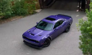 Fioletowy Dodge Challenger z czarnym spojlerem i szyberdachem, idealny na letnie przejażdżki. Sprawdź dodge challenger cena!