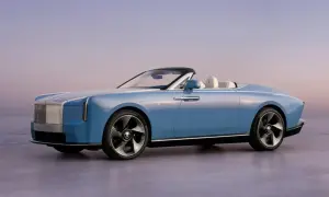 Błękitny kabriolet Rolls-Royce z białym wnętrzem. Luksusowy, nowoczesny design. Zastanawiasz się nad rolls royce cena?