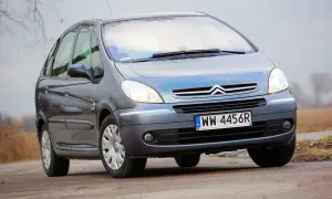 Szary Citroën Xsara Picasso z polskimi tablicami rejestracyjnymi WW 4456R jedzie po drodze.