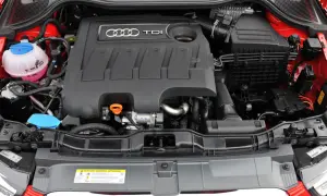 Silnik 1.6 TDI Audi z widocznym zbiorniczkiem płynu chłodniczego i osłoną silnika z logo TDI.