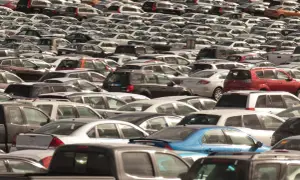 Ogromny parking pełen samochodów różnych marek. Widać wiele modeli, od sedanów po SUV-y, w różnych kolorach.
