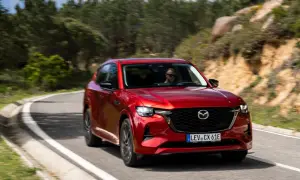 Czerwona Mazda CX-60 na krętej drodze. Poznaj jej imponujące mazda cx 60 wymiary i ciesz się jazdą.