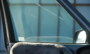 Jak podnieść szybę elektryczną w samochodzie i uniknąć kosztownych napraw
