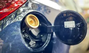 Zbiornik LPG w samochodzie, gotowy do tankowania. Sprawdzamy aktualną cenę gazu LPG, by zaoszczędzić.