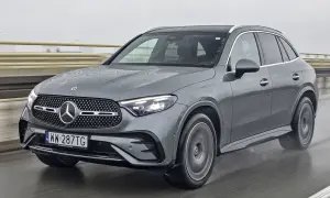 Szary Mercedes-Benz GLC jedzie po mokrej drodze.