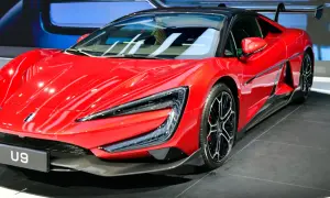 Czerwony supersamochód BYD U9 z czarnym dachem i spoilerem, prezentowany na wystawie.