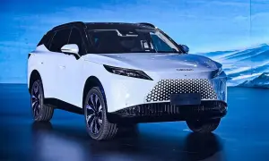 Biały Omoda 7 SUV z czarnym dachem prezentuje swoje nowoczesne linie. Poznaj jego omoda 7 wymiary i możliwości.